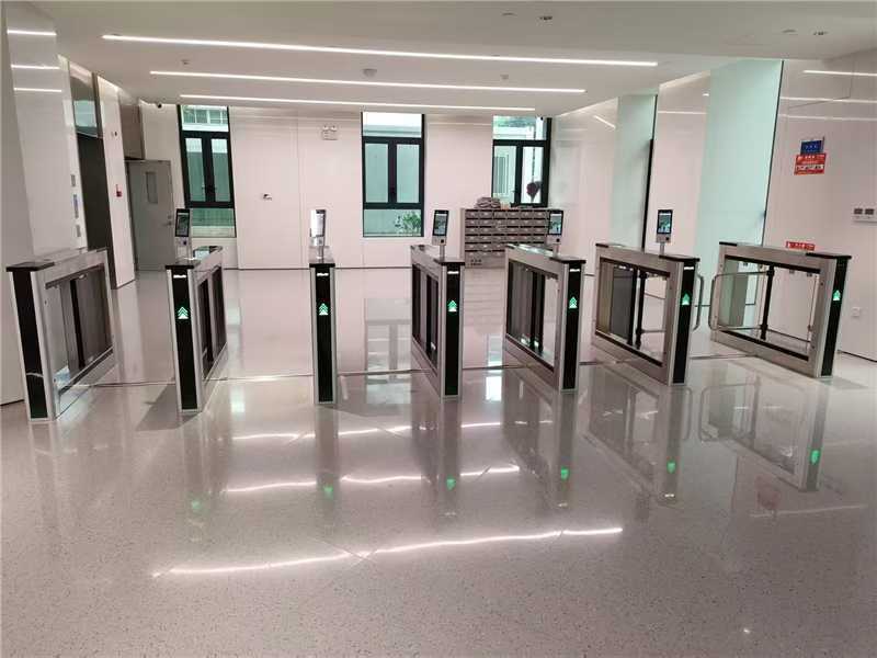 赋能智慧通行：重庆某写字楼部署人脸识别道闸门禁系统