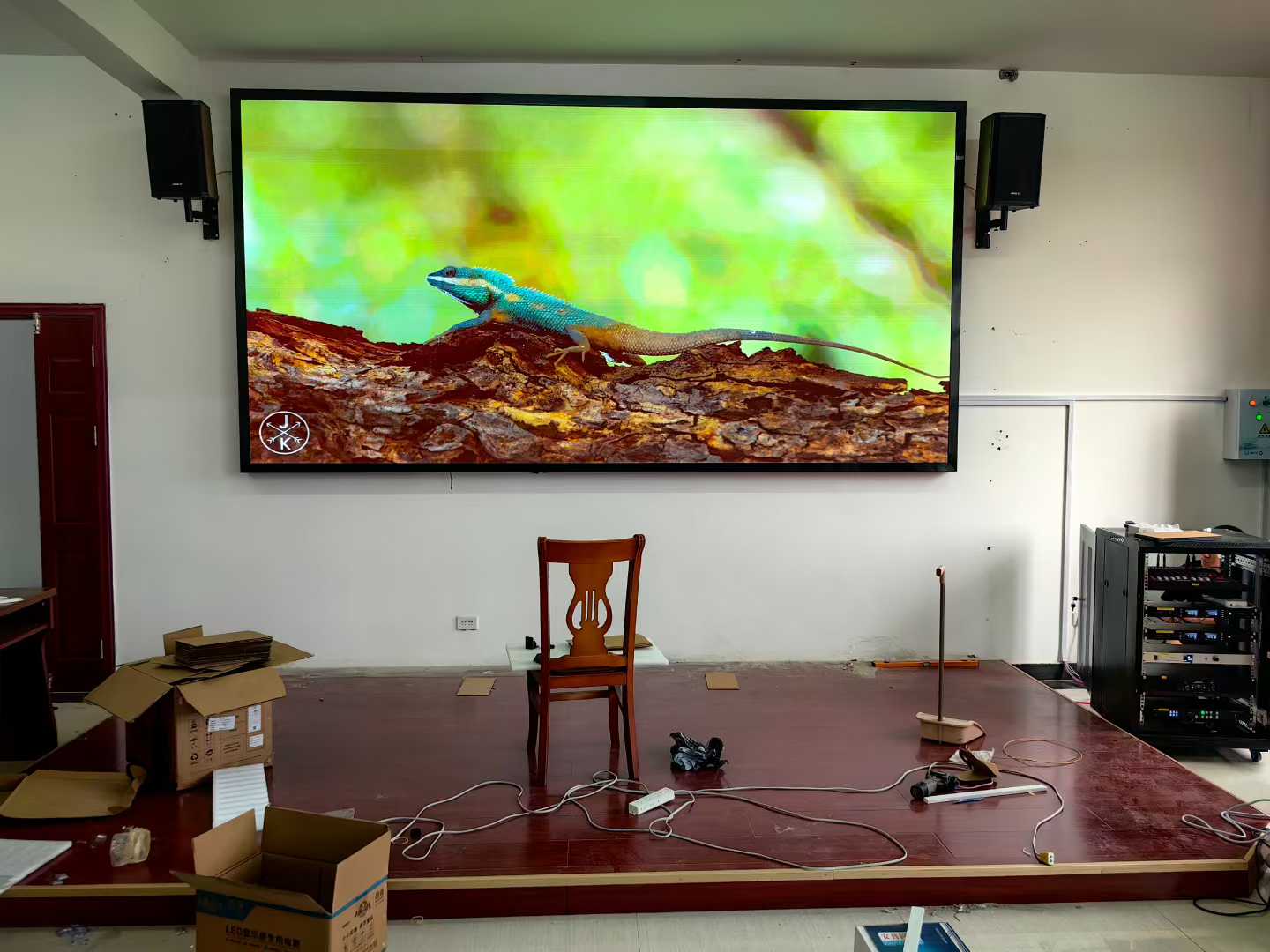 重庆某单位会议室LED全彩显示屏案例