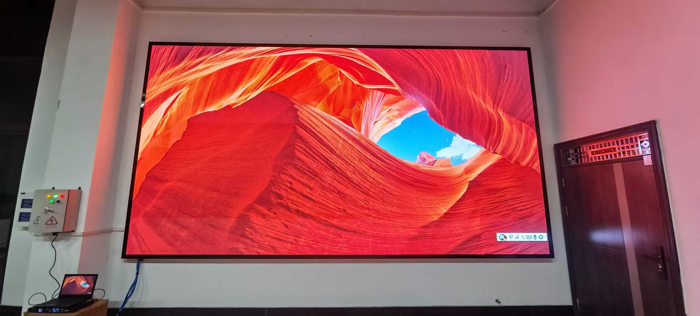 重庆某单位会议室强力巨彩LED全彩显示屏安装